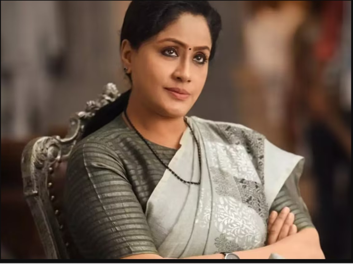 Vijayashanthi: लेडी सुपरस्टार विजयशांति के जन्मदिन पर फैंस को मिला तोहफा, 'NKR 21' से उनकी शक्तिशाली लुक सामने आया।