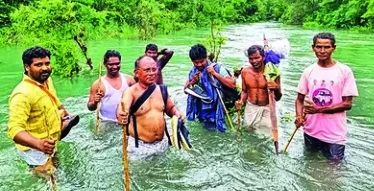 16 किलोमीटर की पैदल यात्रा कर स्वास्थ्य सुविधा पहुंचाने वाले अधिकारियों से राज्यपाल ने वार्तालाप की–