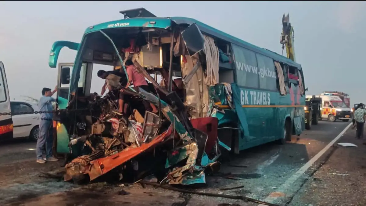 Haryana Bus Accident: हरियाणा में ट्राले से भिड़ी बस, ड्राइवर की गर्दन धड़ से अलग, 27 सवार घायल