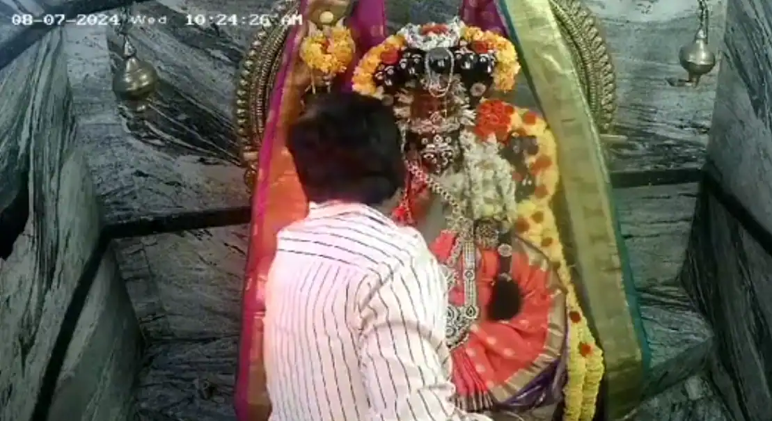 मंदिर में पहले पूजा,फिर देवी के सोने के गहने लेकर फरार हुआ चोर,देखें वीडियो