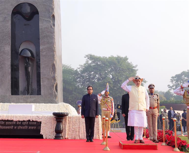 केन्द्रीय गृह मंत्री अमित शाह ने आज पुलिस स्मृति दिवस के अवसर पर राष्ट्रीय पुलिस स्मारक पर शहीद जवानों को दी श्रद्धांजलि