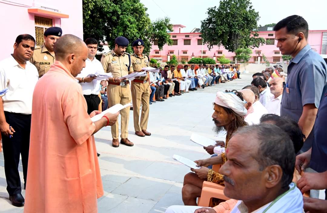 मुख्य मंत्री योगी आदित्य नाथ ने लोगो की समस्या सुनी