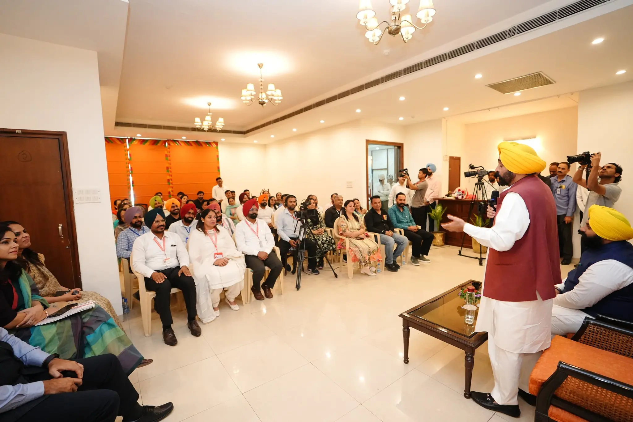 CM भगवंत मान ने फिनलैंड जा रहे शिक्षकों के साथ की बातचीत