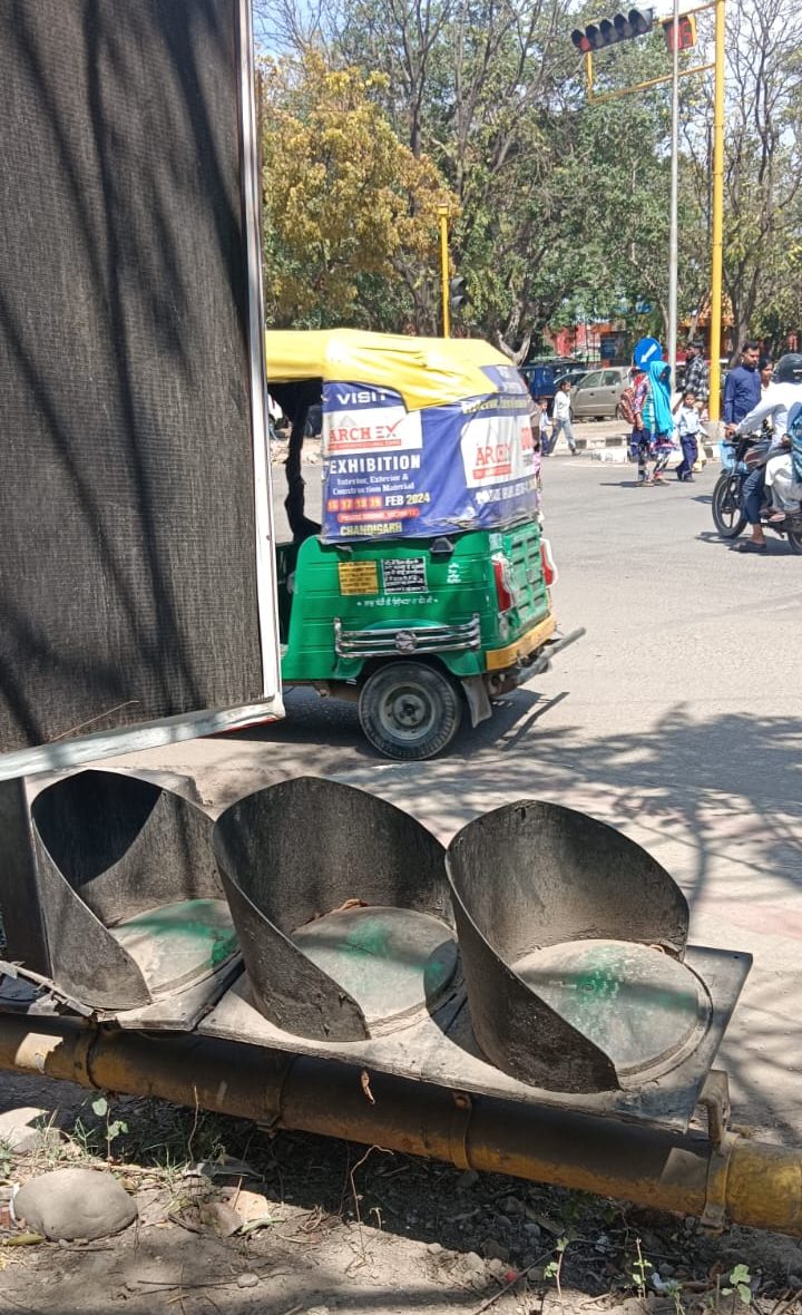 आश्चर्यजनक किन्तु सत्य : दो साल से फुटपाथ पर गिरी हुई होने के बावजूद ट्रैफिक लाइट निभा रही है अपना फर्ज